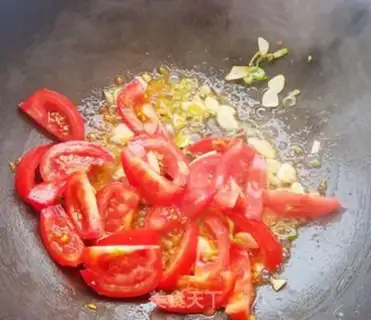 Make Tomato cucumber fried eggs step 8