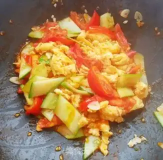 Make Tomato cucumber fried eggs step 13