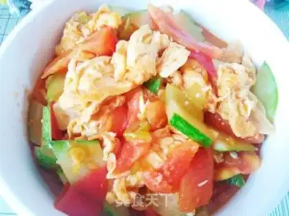 Make Tomato cucumber fried eggs step 14