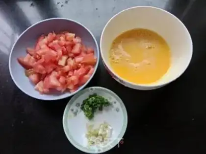 Make Tomato egg soup step 0
