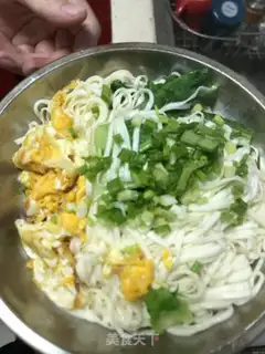 Make Onion egg noodles step 4