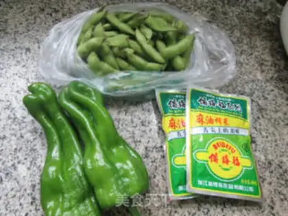 Make Scrambled with frowned peppers and beans step 0