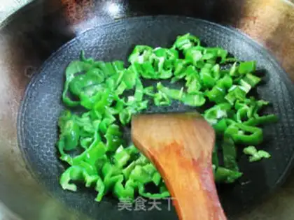 Make Scrambled with frowned peppers and beans step 5