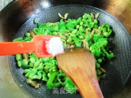 Make Scrambled with frowned peppers and beans step 7