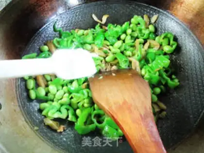 Make Scrambled with frowned peppers and beans step 8