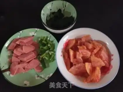 Make Clothes and tomato noodles step 1