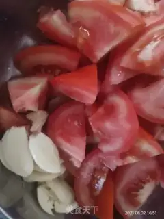 Make Tomato fried eggs step 1