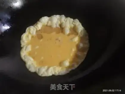 Make Tomato fried eggs step 2
