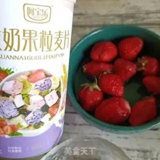 Make Strawberry oatmeal step 1