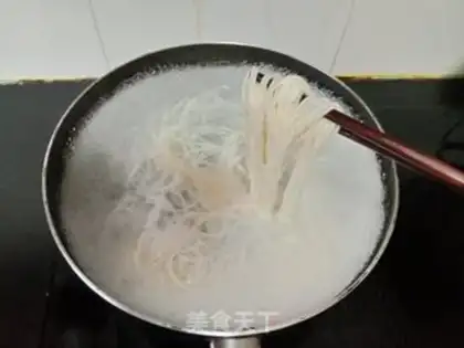 Make Tomato egg noodles step 1