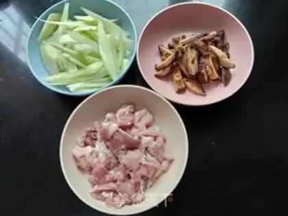 Make Cucumber mushroom fried meat step 0