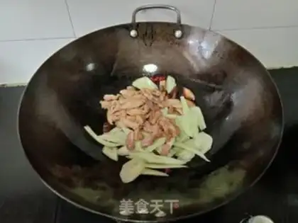 Make Cucumber mushroom fried meat step 7