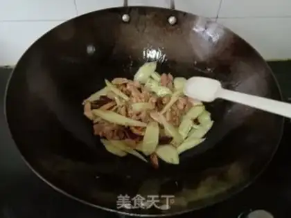 Make Cucumber mushroom fried meat step 8
