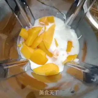 Make Mango milkshake step 3