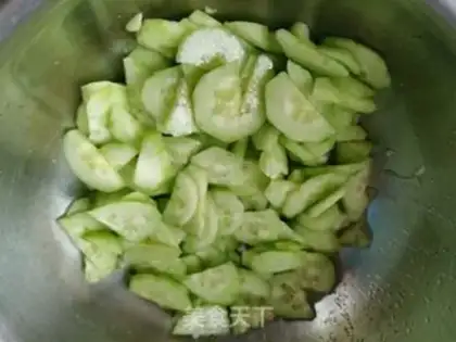 Make Clear cucumber chips step 1