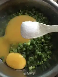 Make Garlic fried goose eggs step 4