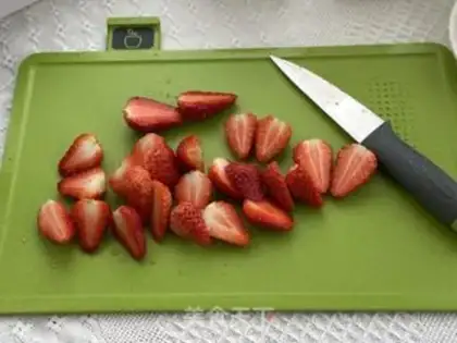 Make Strawberry shakes step 1
