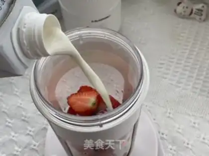 Make Strawberry shakes step 2