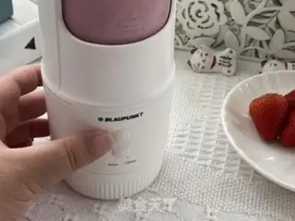 Make Strawberry shakes step 3