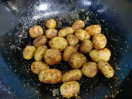 Make Spicy little potatoes step 5