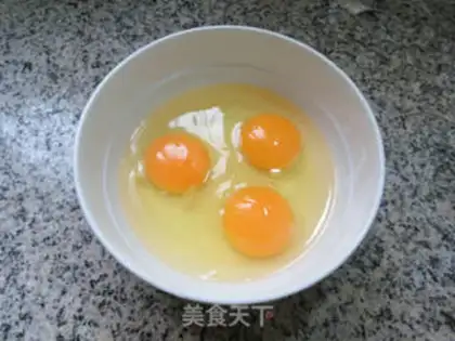 Make Fried eggs from the dress and vegetables step 3