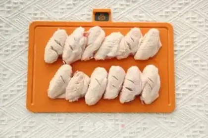 Make Fresh lemon, black pepper chicken wings step 1