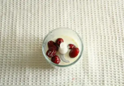 Make Red-tree cupcakes step 1