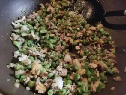 Make Chicken bean horned rice step 1
