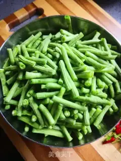 Make Garlic beans step 0