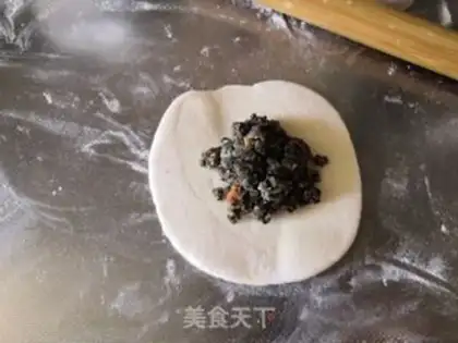 Make Black sesame sugar triangle step 4