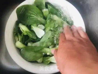 Make Garlic on the sea green step 0