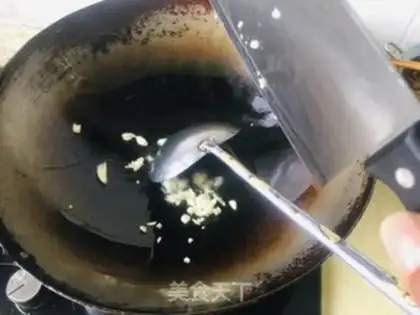 Make Garlic on the sea green step 1