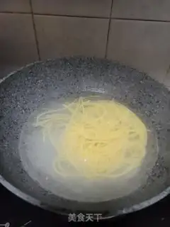 Make Spaghetti with mushroom sauce step 1