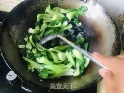 Make Garlic on the sea green step 4