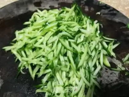 Make cucumber pasta step 1