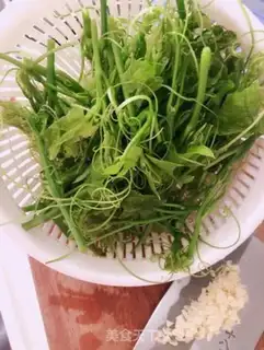 Make Garlic hands step 1