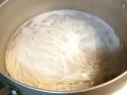 Make Egg sauce noodles step 1