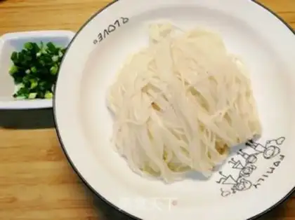 Make Egg sauce noodles step 2
