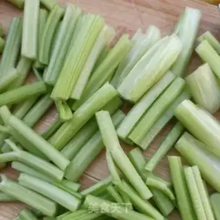 Make Celery with pig skin step 1