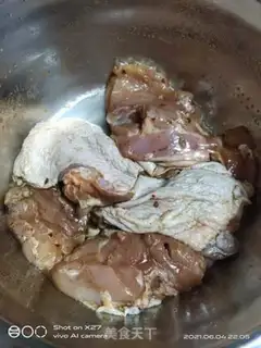 Make Red roasted chicken leg and lid step 0