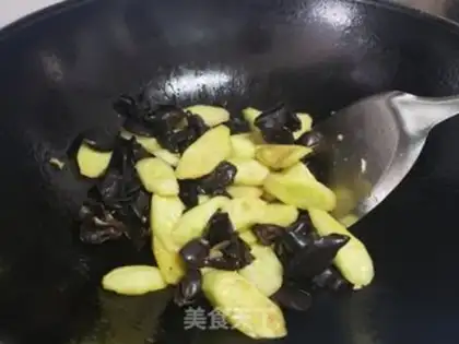 Make The cucumber made black wood step 3