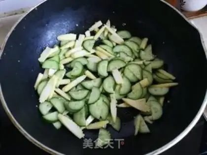 Make cucumber corn fried meat step 4