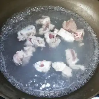 Make Corn carrot pigbone soup step 1