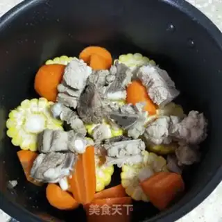 Make Corn carrot pigbone soup step 4