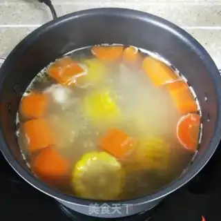 Make Corn carrot pigbone soup step 7