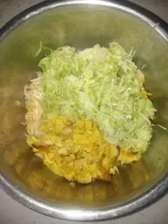 Make Snack eggs and shrimp pans step 7