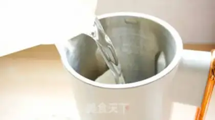 Make Iced milk tea step 2