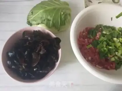 Make Round cabbage, pork buns step 1