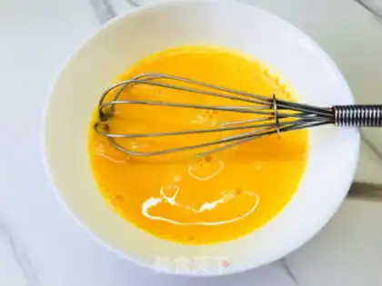 Make Tomato fried eggs step 2