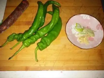 Make Bean petal sauce and pepper sausage step 0